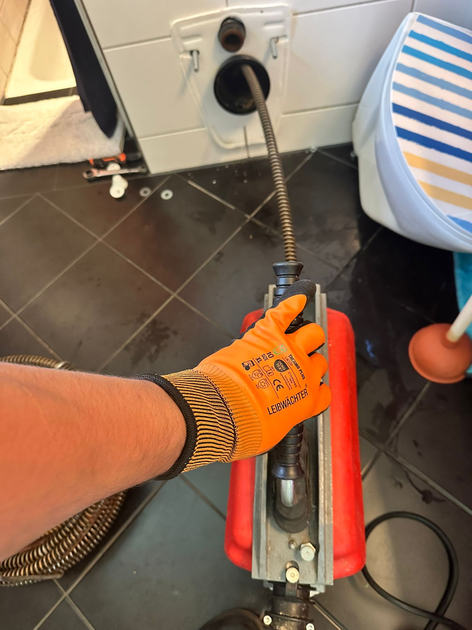 Rohrreinigung mit elektrischer Spirale